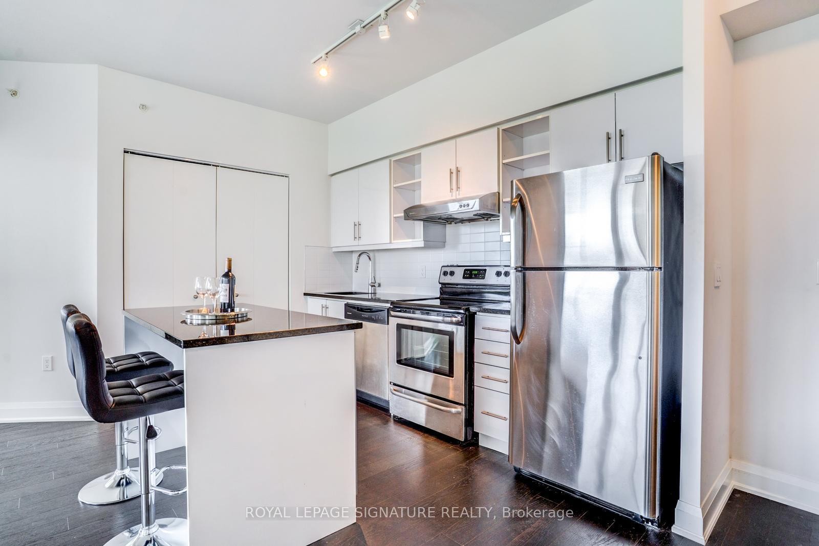 504-160 Vanderhoof Avenue, Toronto, ON - Indoor Photo Showing Kitchen