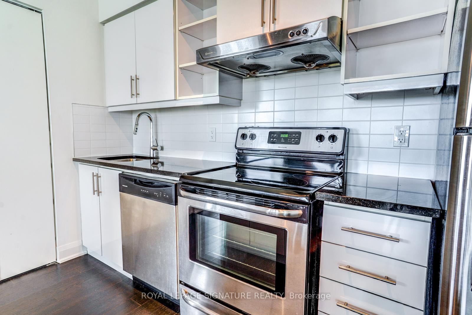 504-160 Vanderhoof Avenue, Toronto, ON - Indoor Photo Showing Kitchen With Upgraded Kitchen