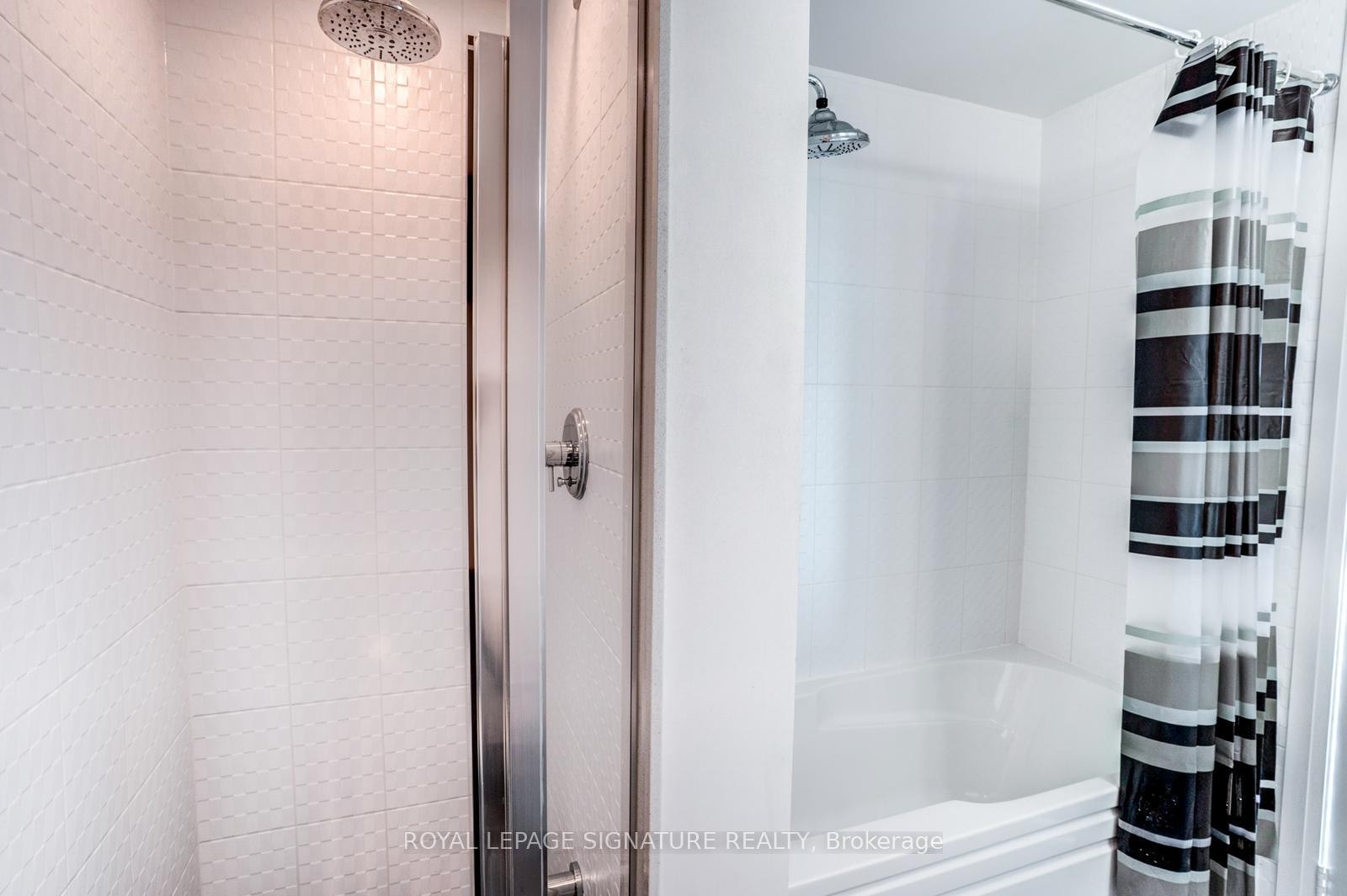 504-160 Vanderhoof Avenue, Toronto, ON - Indoor Photo Showing Bathroom
