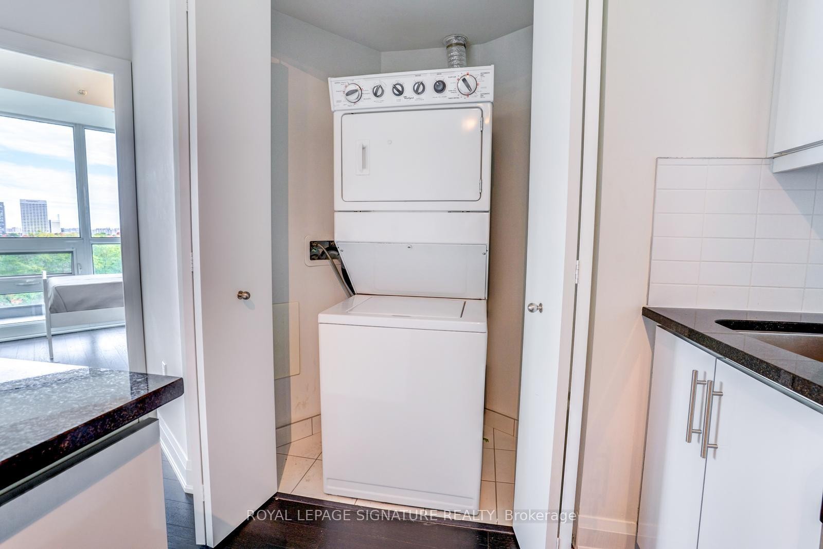 504-160 Vanderhoof Avenue, Toronto, ON - Indoor Photo Showing Laundry Room