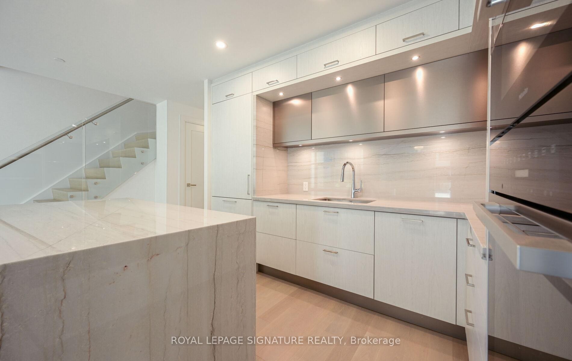 105-10 Inn On The Park Drive, Toronto, ON - Indoor Photo Showing Kitchen