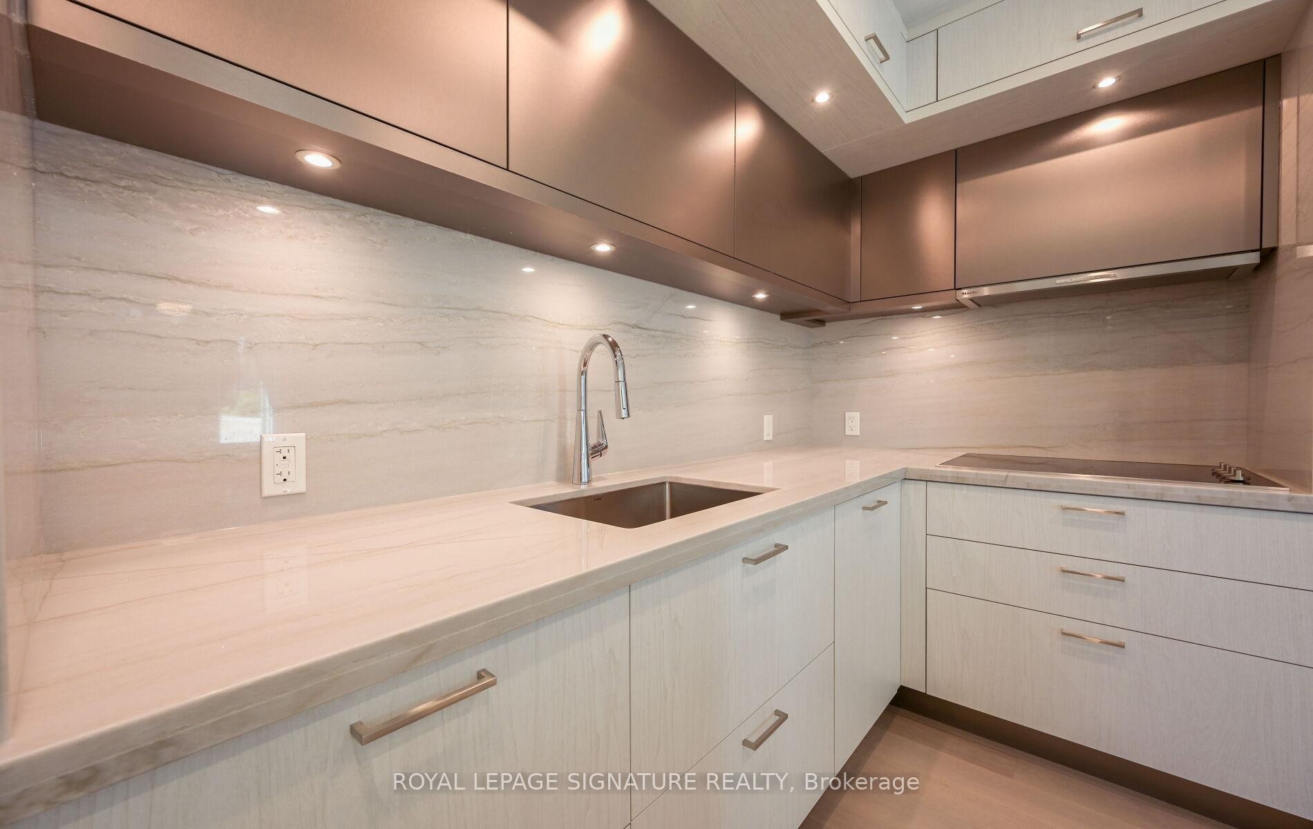 105-10 Inn On The Park Drive, Toronto, ON - Indoor Photo Showing Kitchen