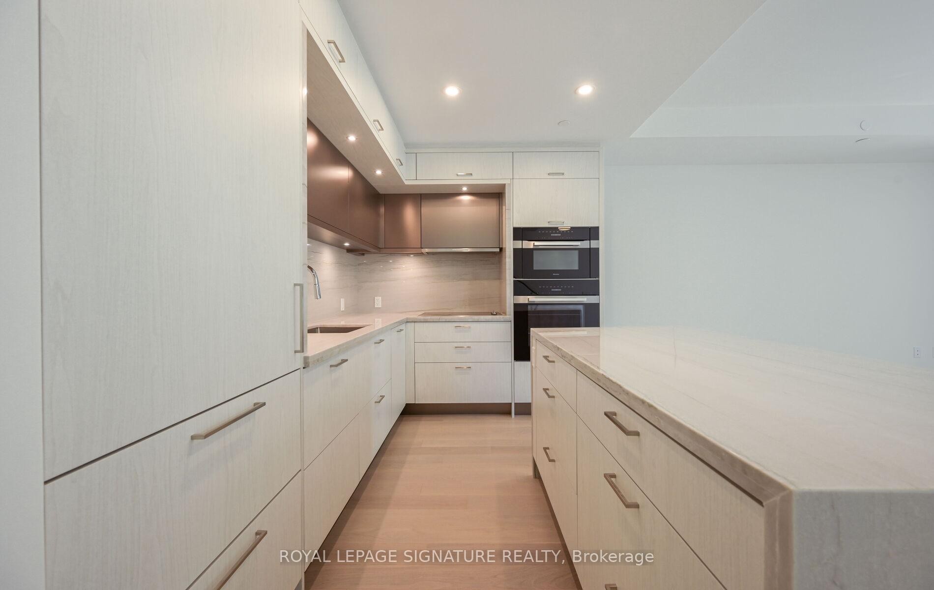 105-10 Inn On The Park Drive, Toronto, ON - Indoor Photo Showing Kitchen With Upgraded Kitchen