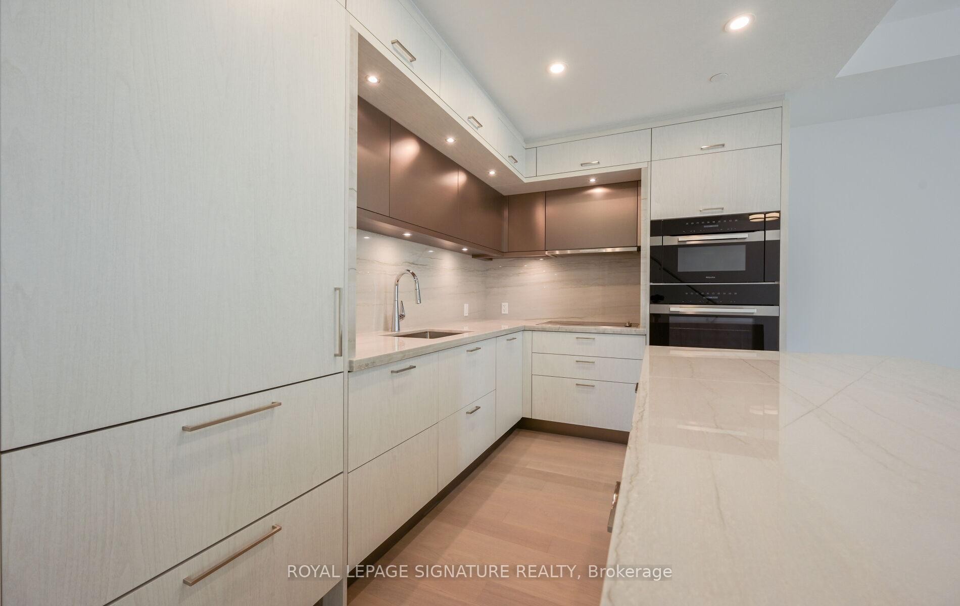 105-10 Inn On The Park Drive, Toronto, ON - Indoor Photo Showing Kitchen With Upgraded Kitchen