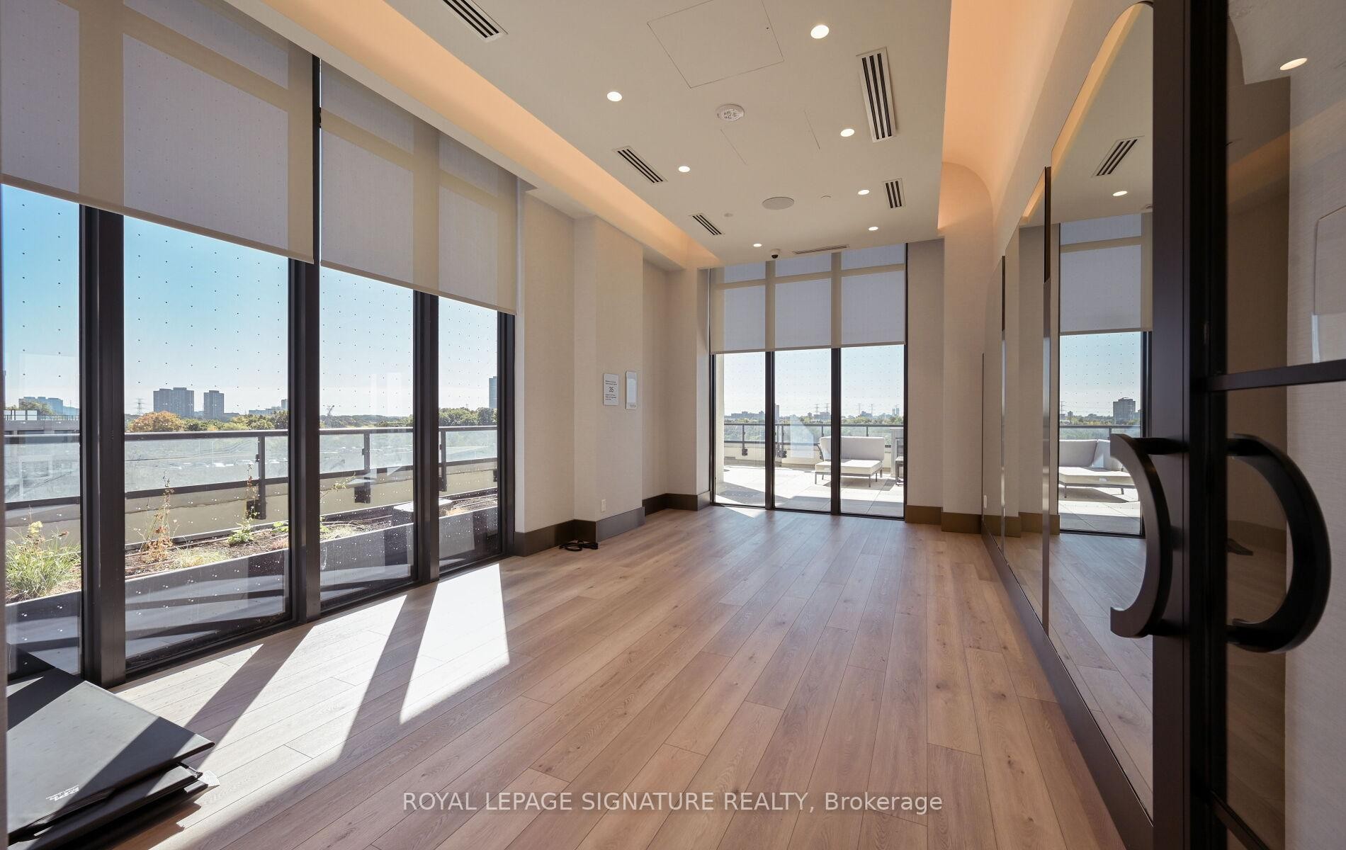 105-10 Inn On The Park Drive, Toronto, ON - Indoor Photo Showing Other Room