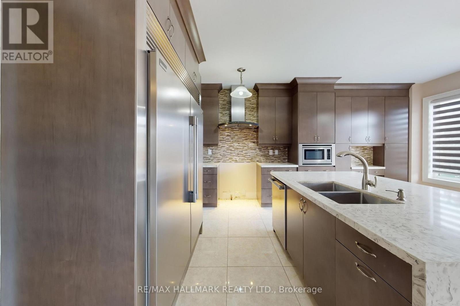 61 Mcisaac Drive, Springwater, ON - Indoor Photo Showing Kitchen With Double Sink With Upgraded Kitchen