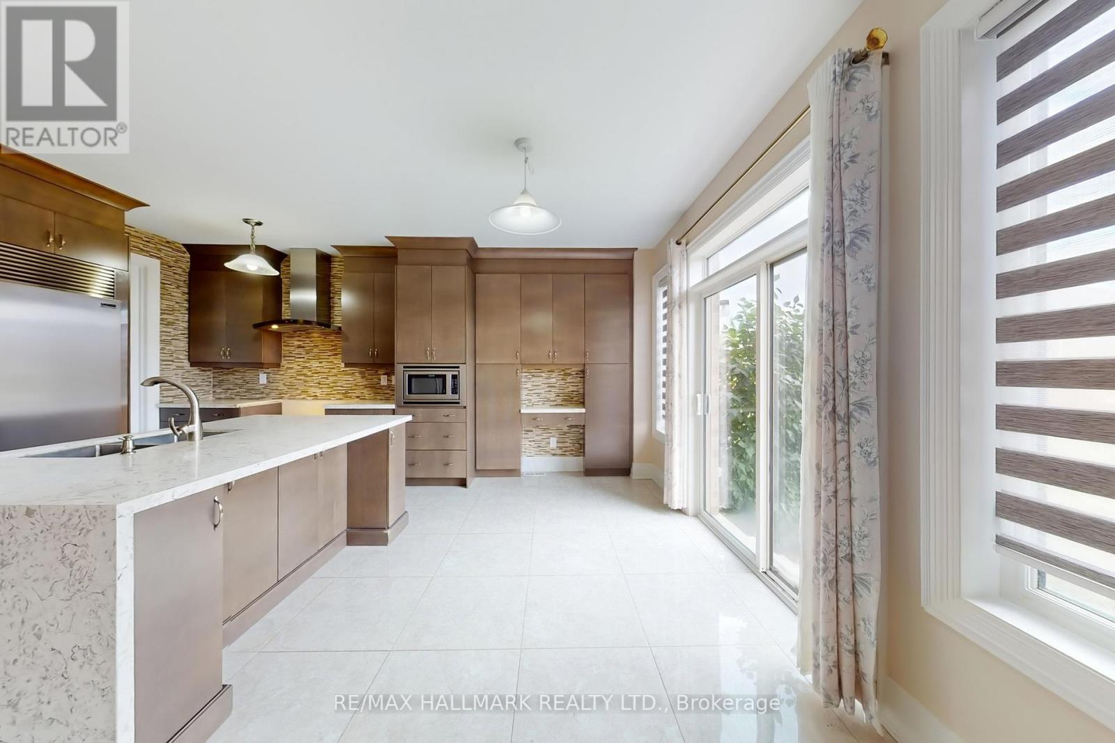 61 Mcisaac Drive, Springwater, ON - Indoor Photo Showing Kitchen