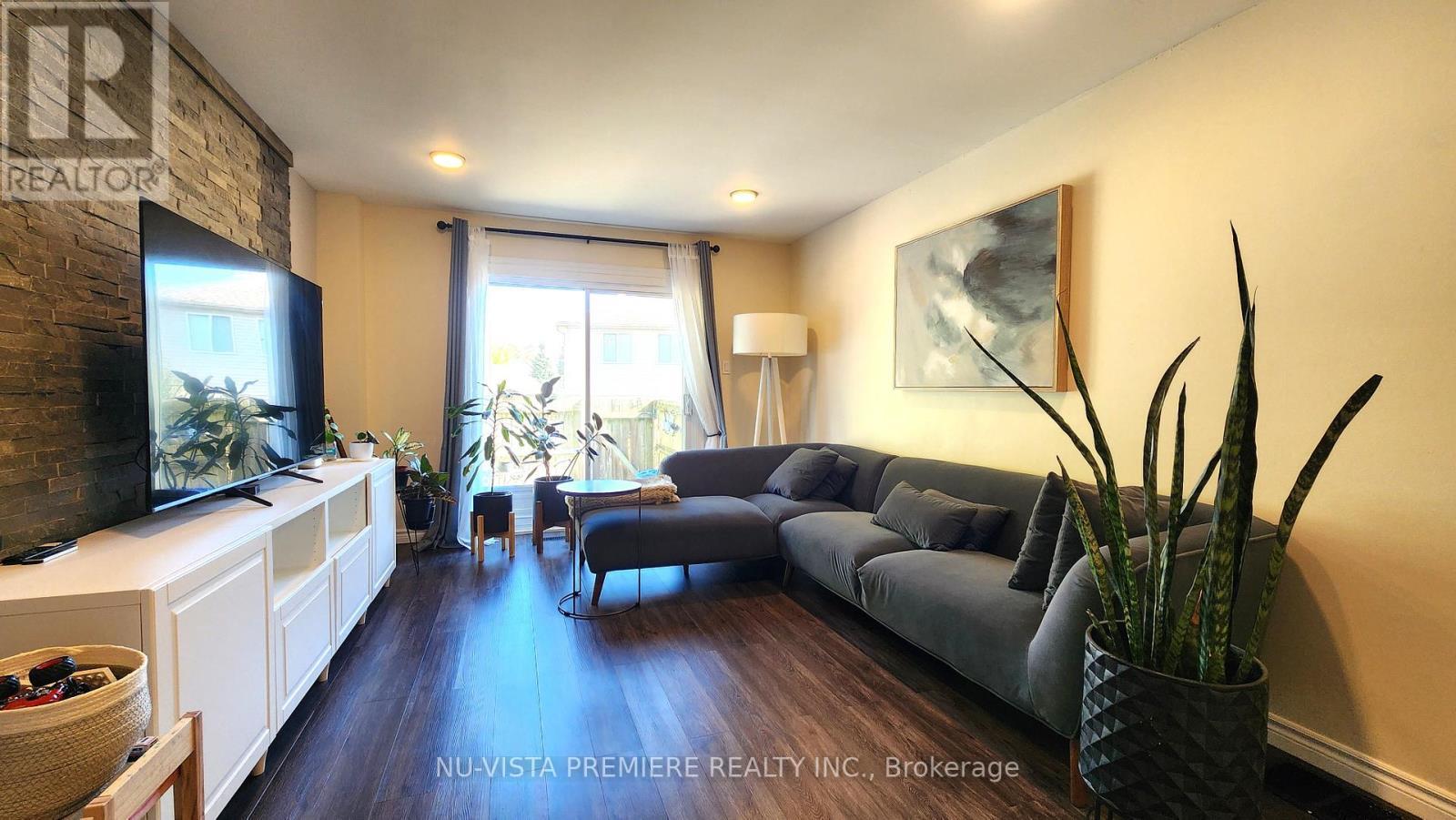 E - 143 Wellesley Crescent, London East (East I), ON - Indoor Photo Showing Living Room