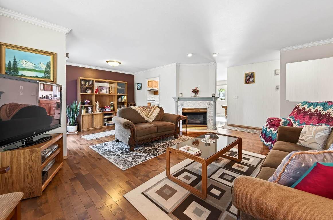 2271 Park Drive, Kamloops, BC - Indoor Photo Showing Living Room With Fireplace
