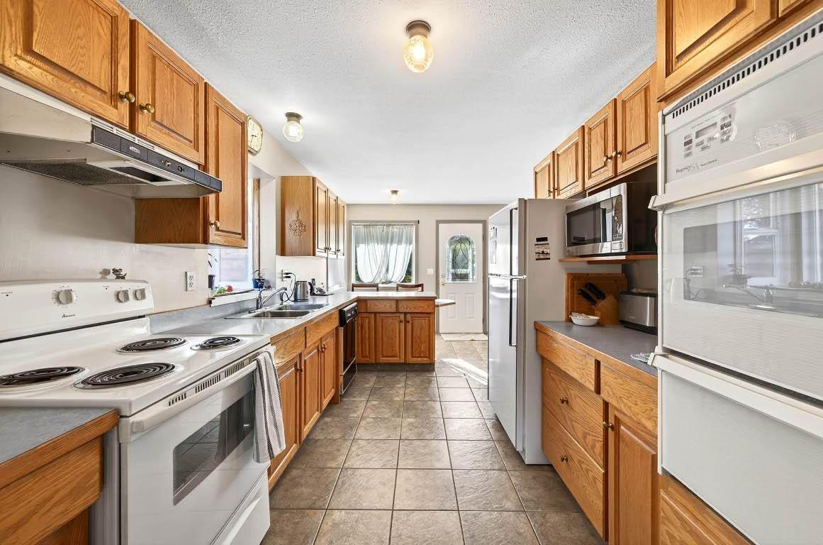 2271 Park Drive, Kamloops, BC - Indoor Photo Showing Kitchen With Double Sink