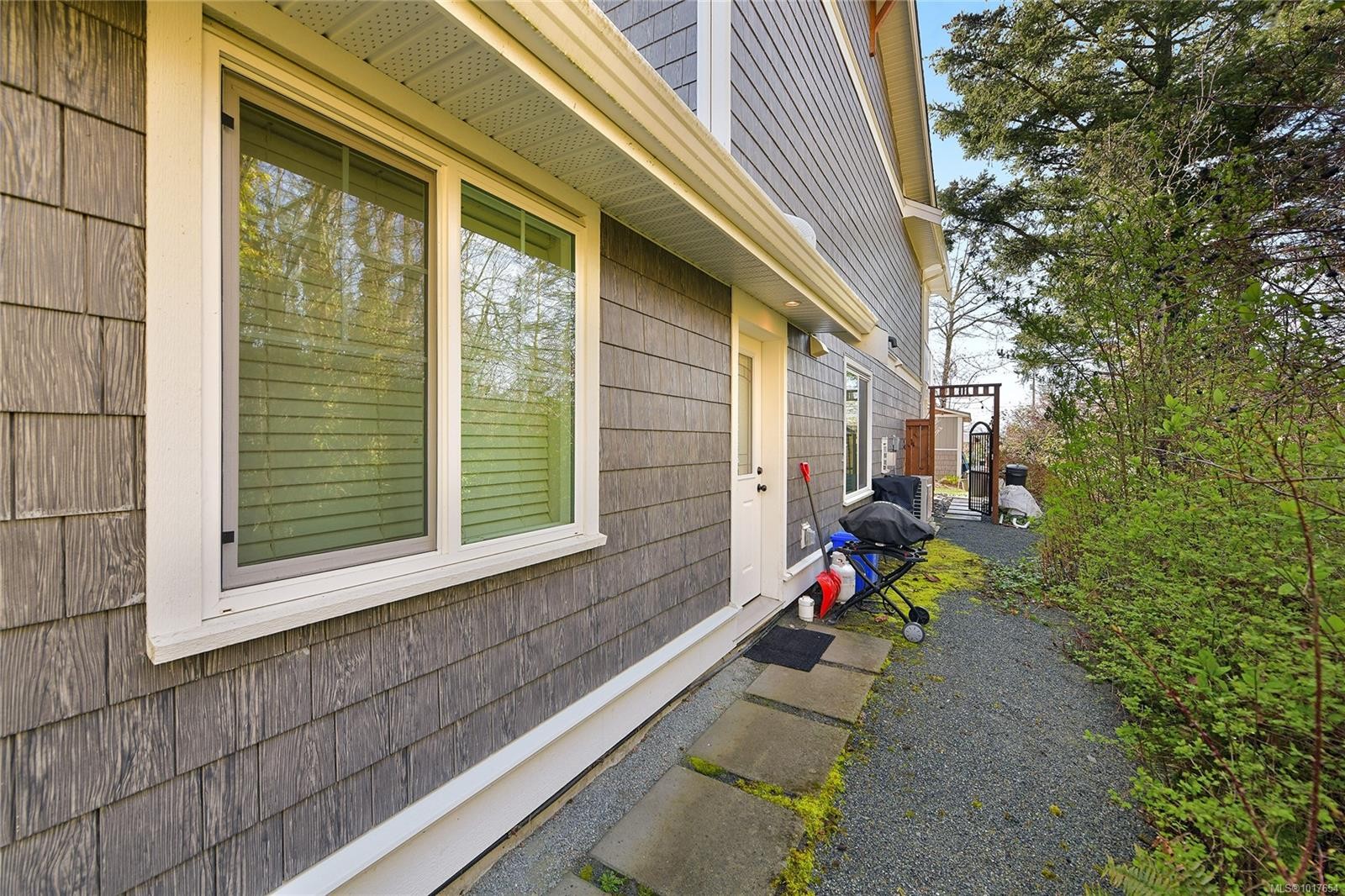 10324 Tsaykum Rd, North Saanich, BC