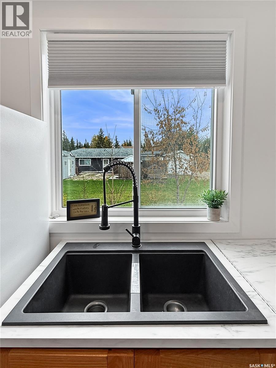 17 White Poplar Crescent, Candle Lake, SK - Indoor Photo Showing Kitchen With Double Sink