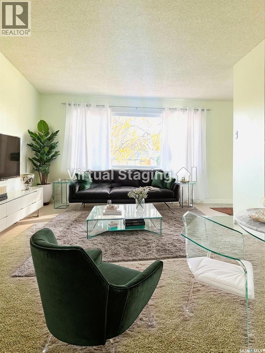17 Mitchell Street, Saskatoon, SK - Indoor Photo Showing Living Room
