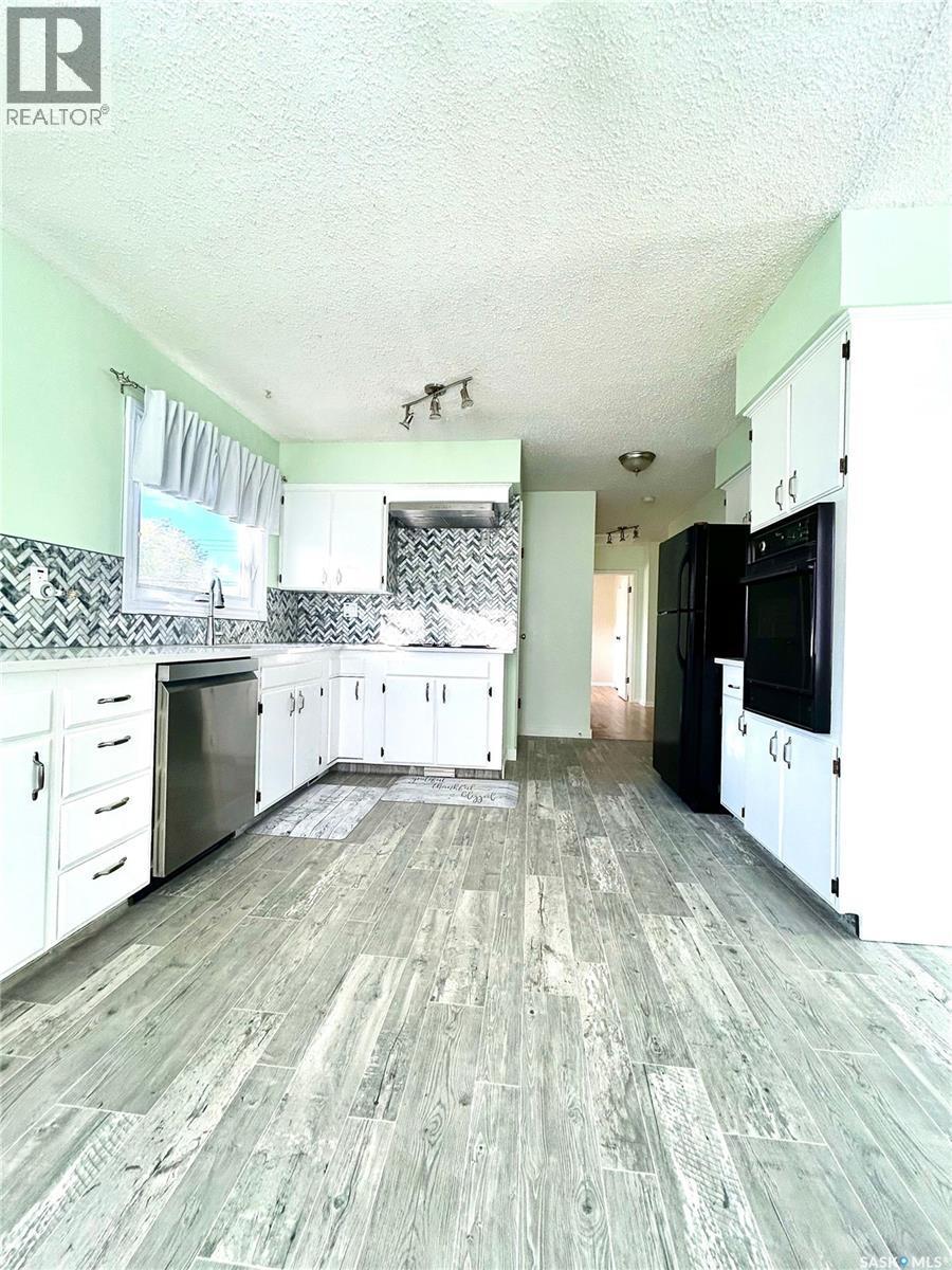 17 Mitchell Street, Saskatoon, SK - Indoor Photo Showing Kitchen