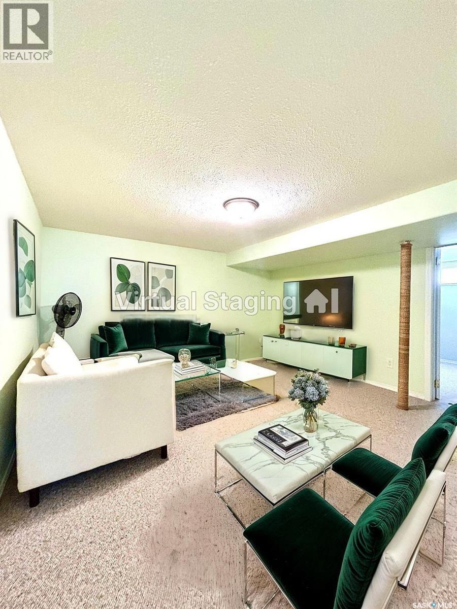 17 Mitchell Street, Saskatoon, SK - Indoor Photo Showing Living Room