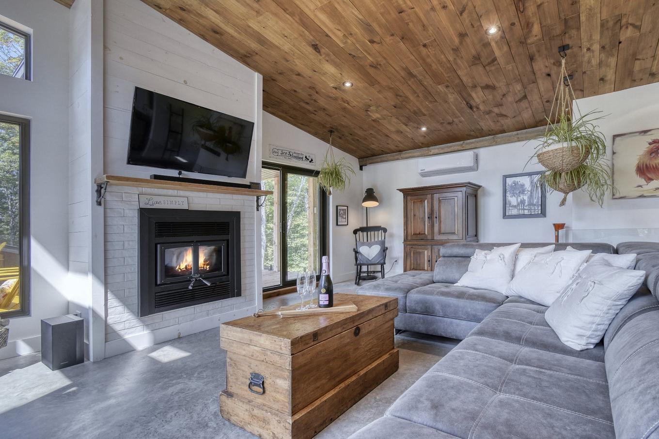 Living room - 125 Allée Des Weskarinis, Mont-Tremblant, QC - Indoor Photo Showing Living Room With Fireplace