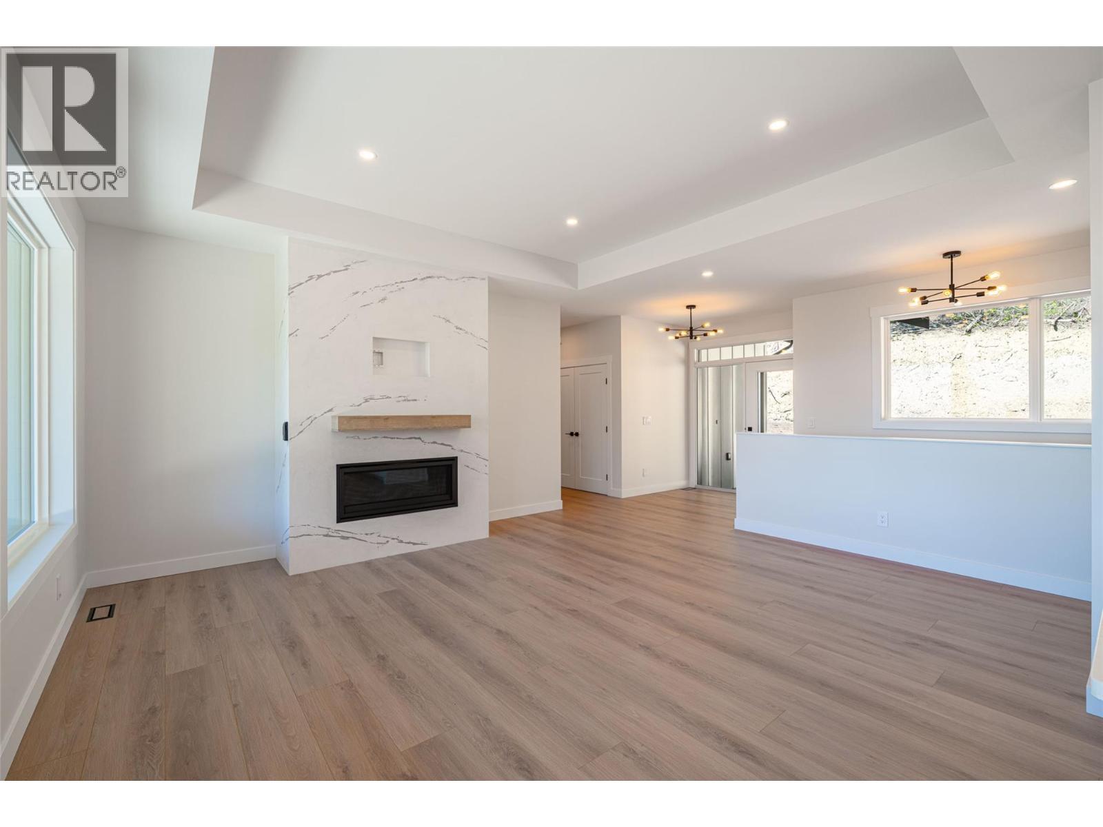 7863 Boulter Road, Vernon, BC - Indoor With Fireplace