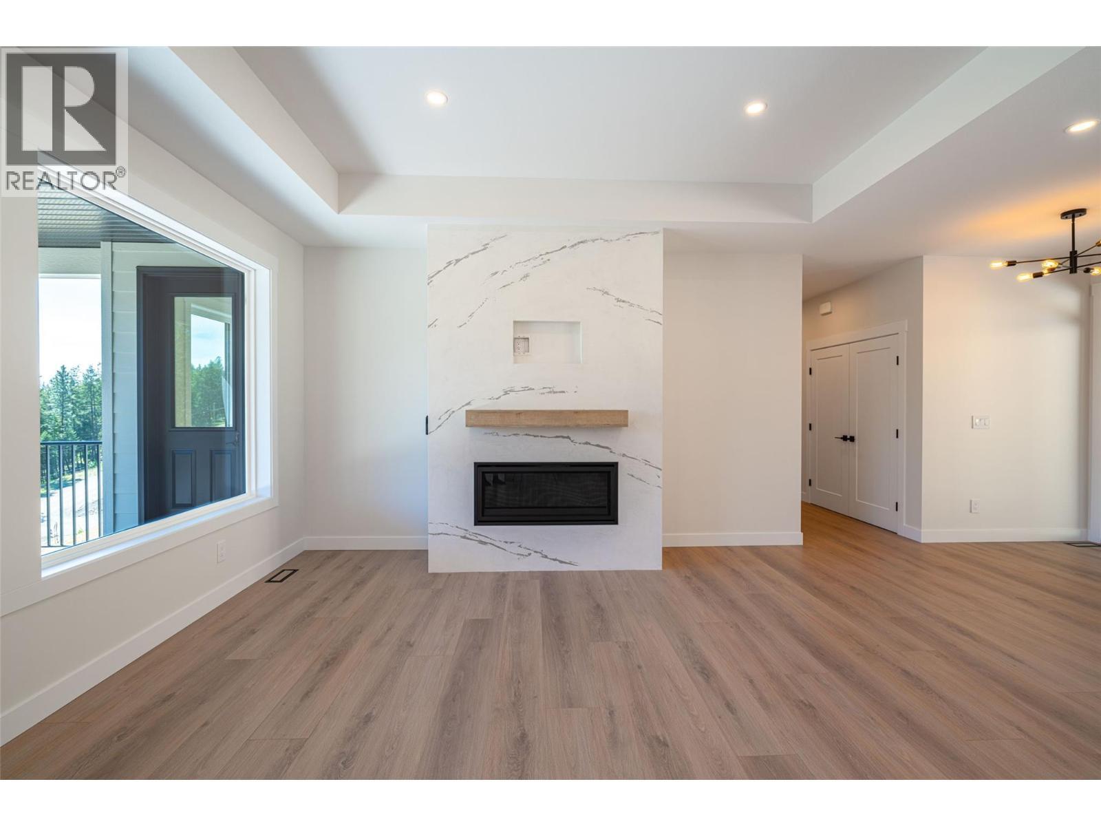 7863 Boulter Road, Vernon, BC - Indoor Photo Showing Other Room With Fireplace