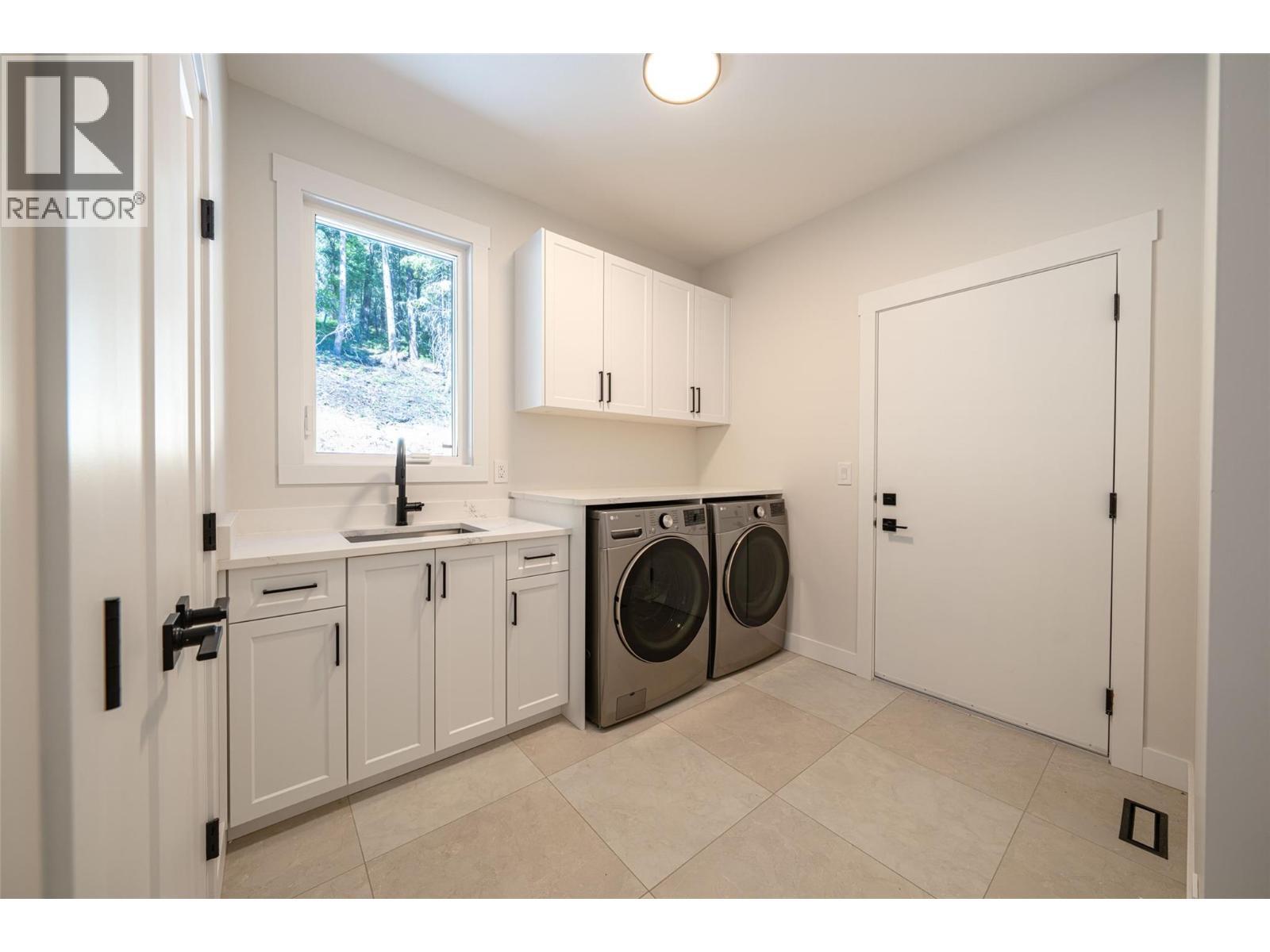 7863 Boulter Road, Vernon, BC - Indoor Photo Showing Laundry Room