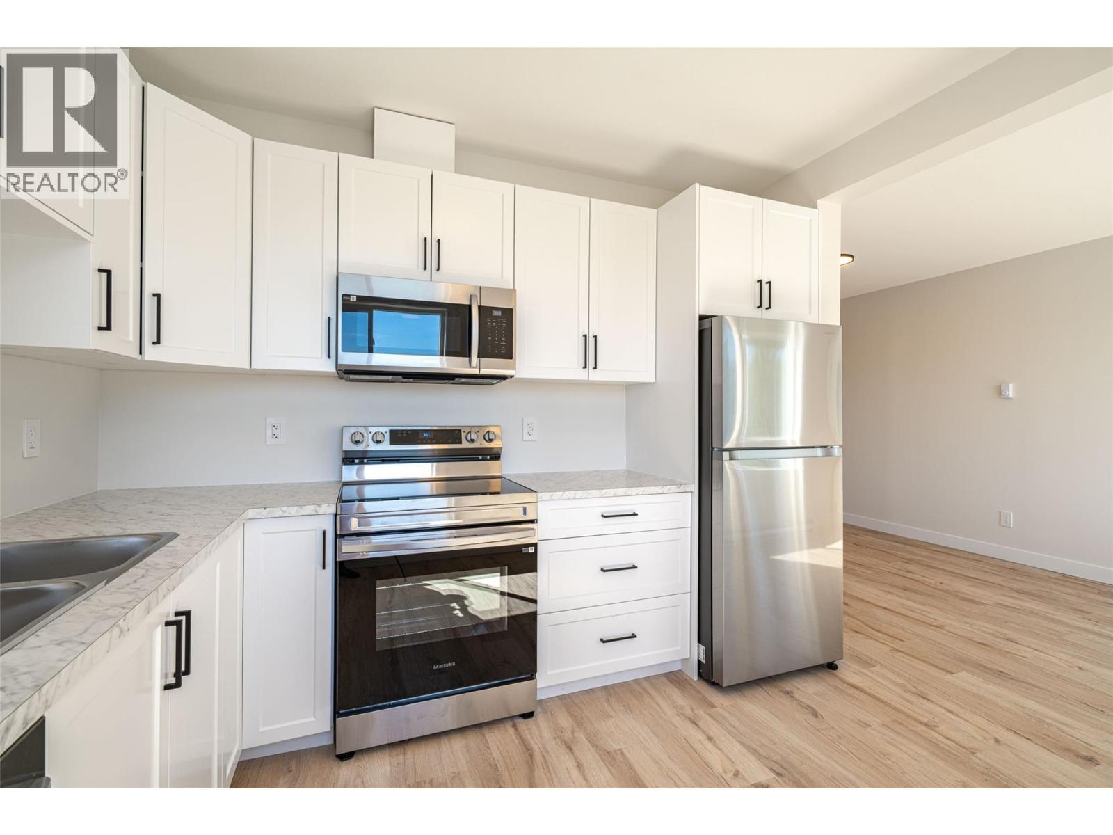 7863 Boulter Road, Vernon, BC - Indoor Photo Showing Kitchen With Double Sink