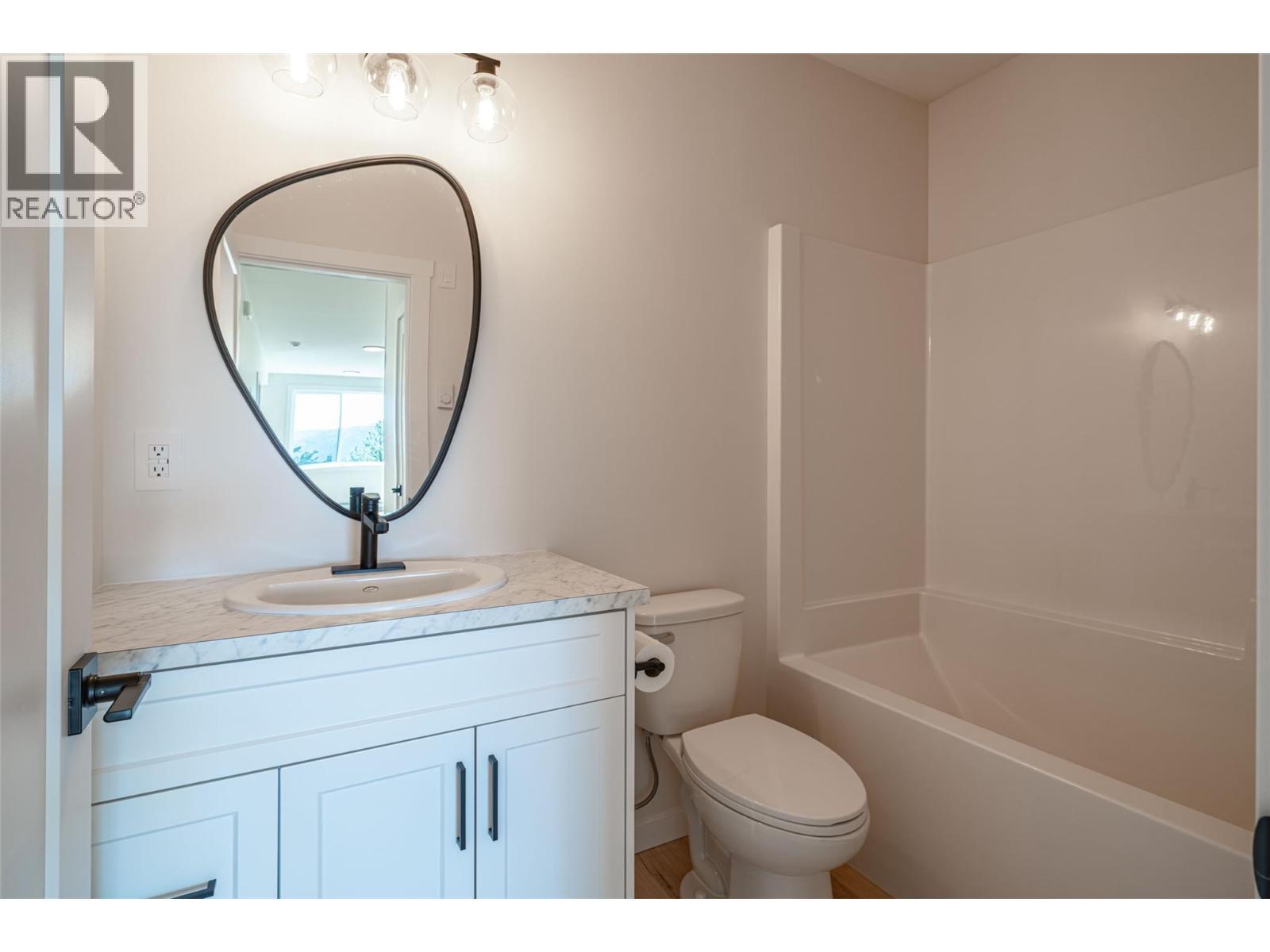7863 Boulter Road, Vernon, BC - Indoor Photo Showing Bathroom