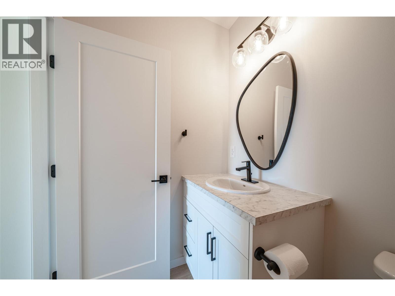 7863 Boulter Road, Vernon, BC - Indoor Photo Showing Bathroom