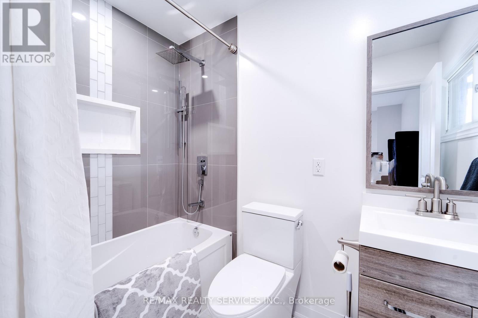 885 Glen Cedar Drive, Selwyn, ON - Indoor Photo Showing Bathroom
