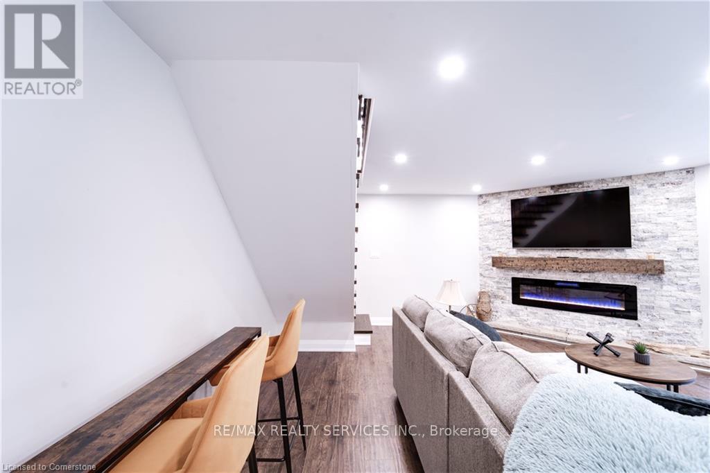 885 Glen Cedar Drive, Selwyn, ON - Indoor With Fireplace