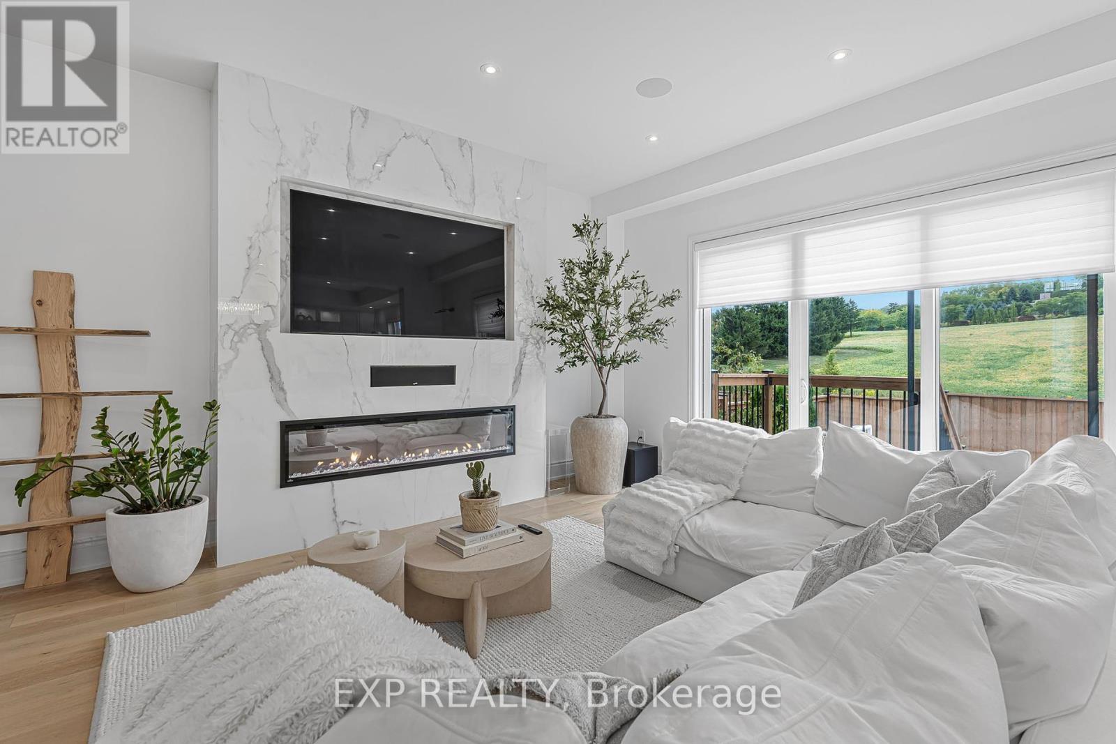 3978 Highland Park Drive, Lincoln, ON - Indoor Photo Showing Living Room With Fireplace