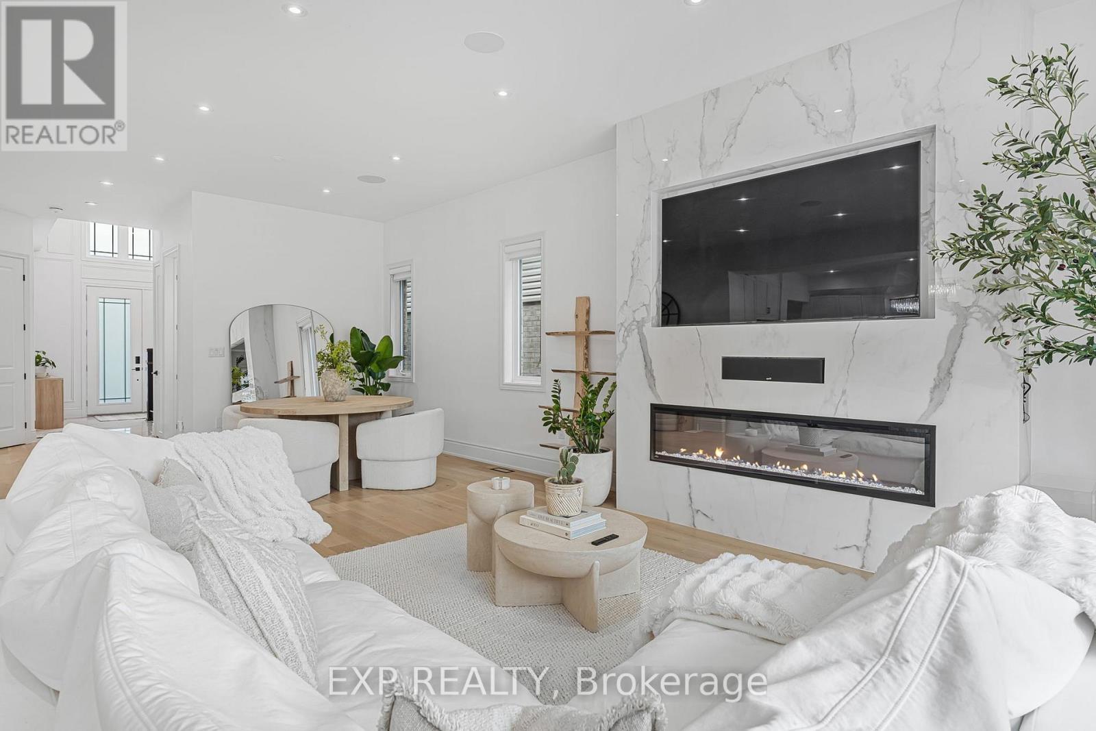3978 Highland Park Drive, Lincoln, ON - Indoor Photo Showing Living Room With Fireplace