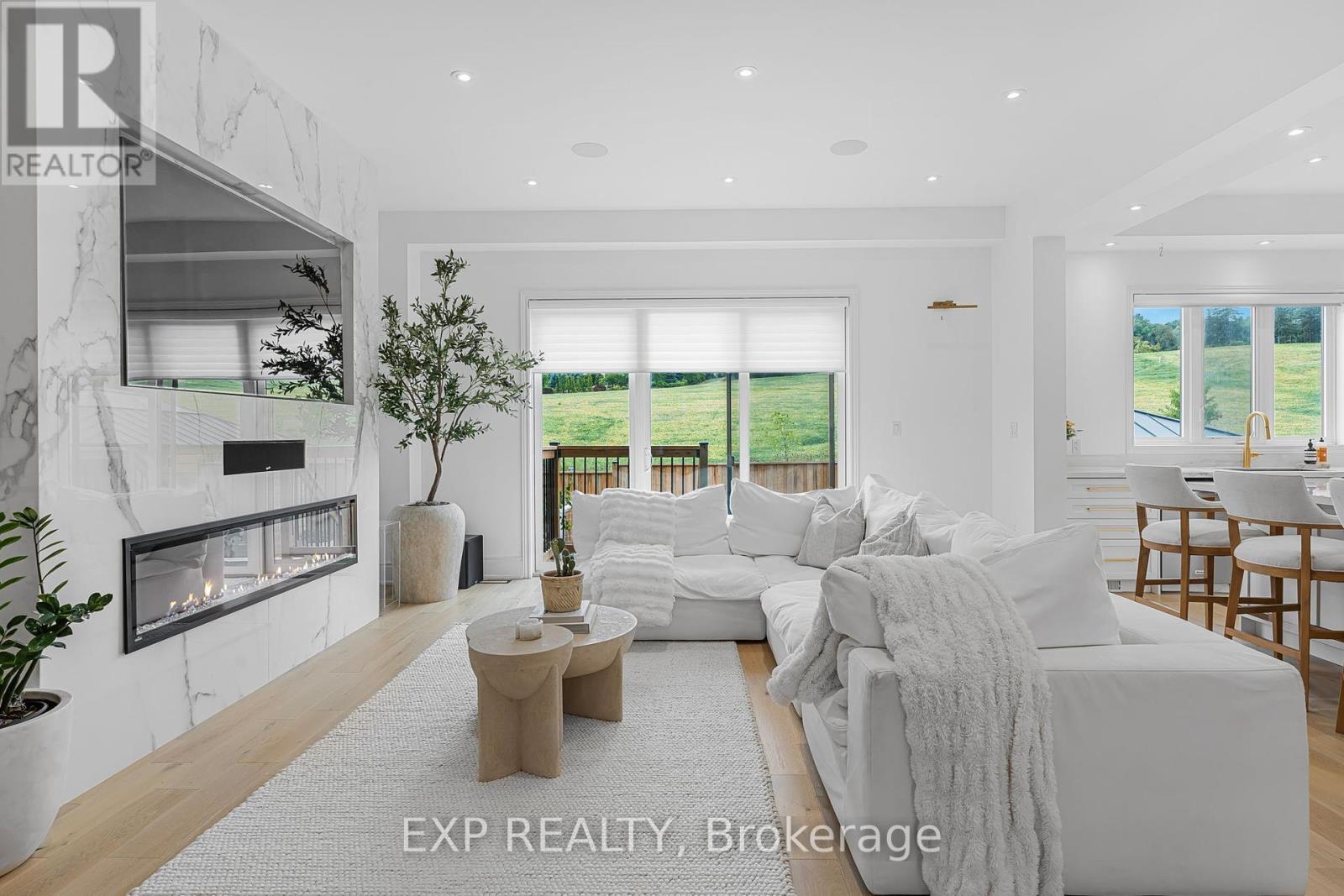 3978 Highland Park Drive, Lincoln, ON - Indoor Photo Showing Living Room With Fireplace