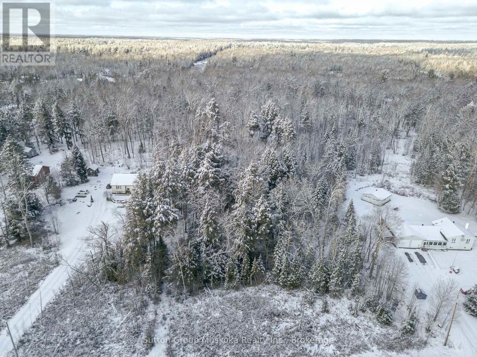 The lot is between the two homes - 0 118 Highway E, Bracebridge (Draper), ON