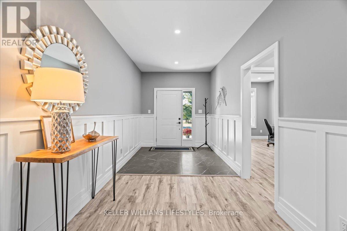 92 Queen Street, North Middlesex (Ailsa Craig), ON - Indoor Photo Showing Other Room