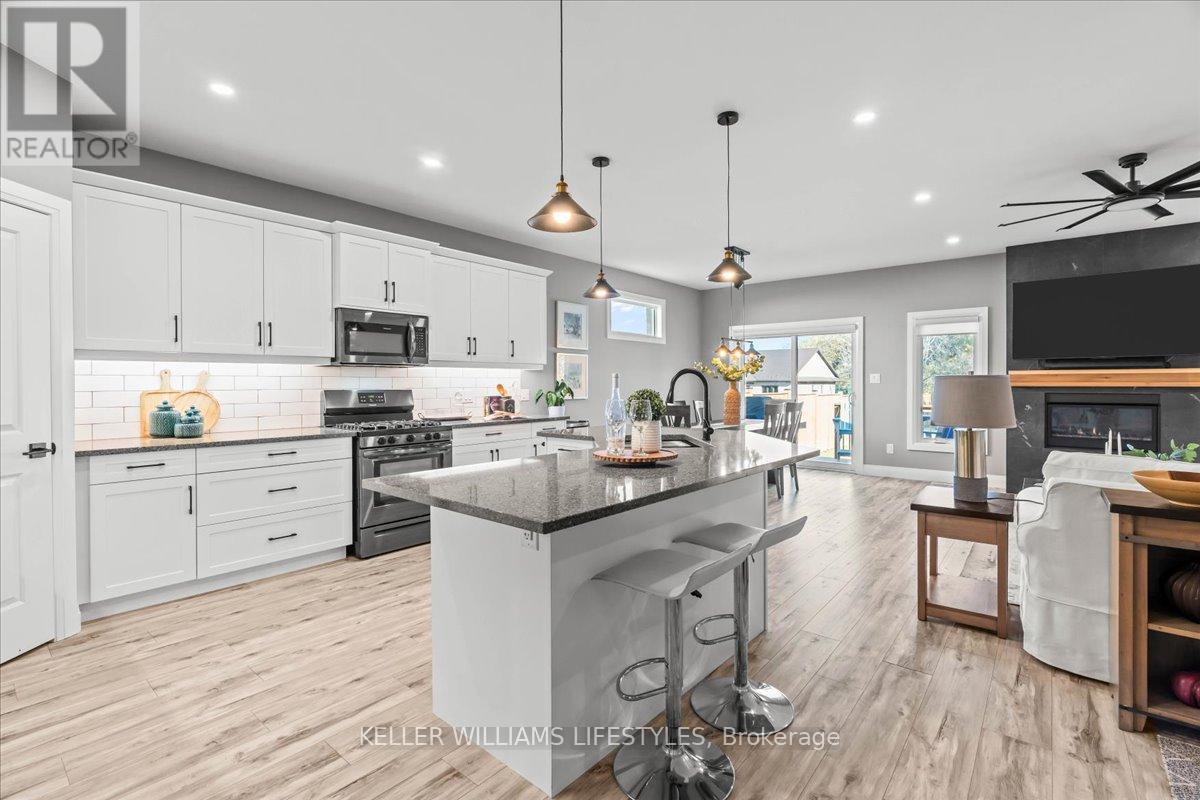 92 Queen Street, North Middlesex (Ailsa Craig), ON - Indoor Photo Showing Kitchen With Upgraded Kitchen