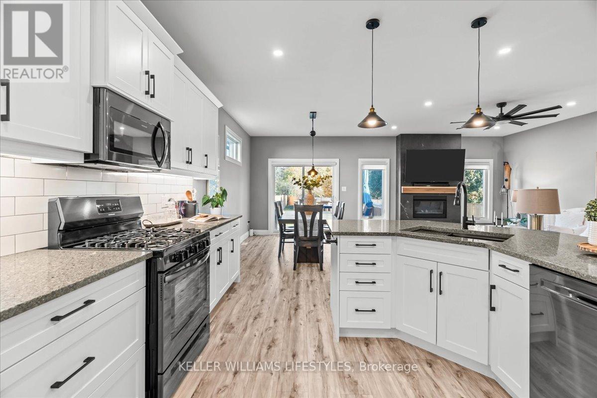 92 Queen Street, North Middlesex (Ailsa Craig), ON - Indoor Photo Showing Kitchen With Upgraded Kitchen