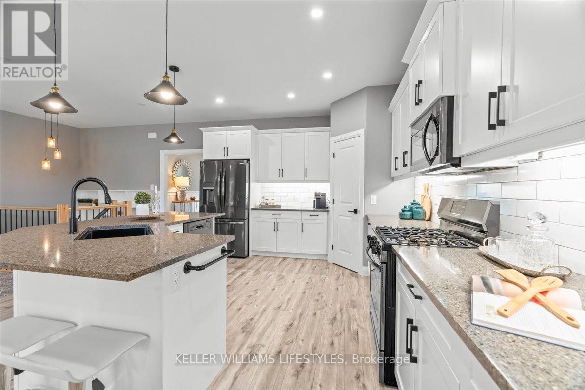 92 Queen Street, North Middlesex (Ailsa Craig), ON - Indoor Photo Showing Kitchen With Upgraded Kitchen
