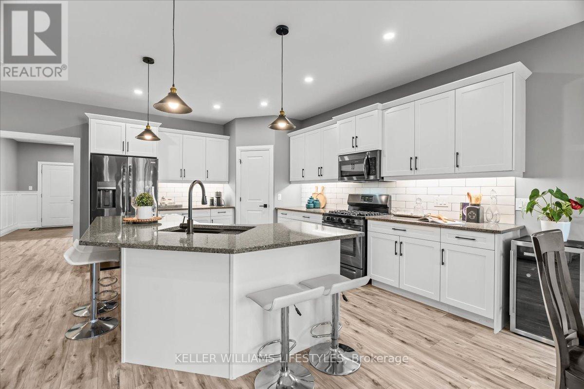 92 Queen Street, North Middlesex (Ailsa Craig), ON - Indoor Photo Showing Kitchen With Upgraded Kitchen