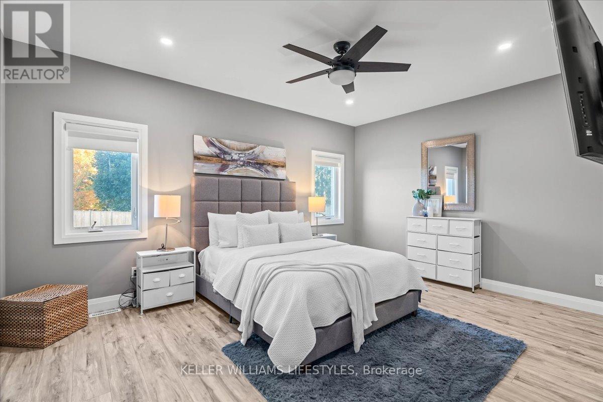 92 Queen Street, North Middlesex (Ailsa Craig), ON - Indoor Photo Showing Bedroom