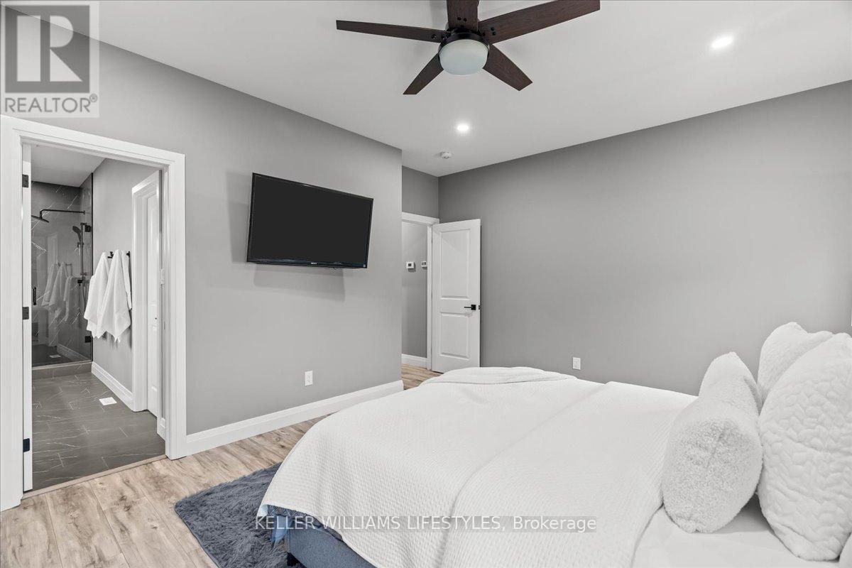 92 Queen Street, North Middlesex (Ailsa Craig), ON - Indoor Photo Showing Bedroom