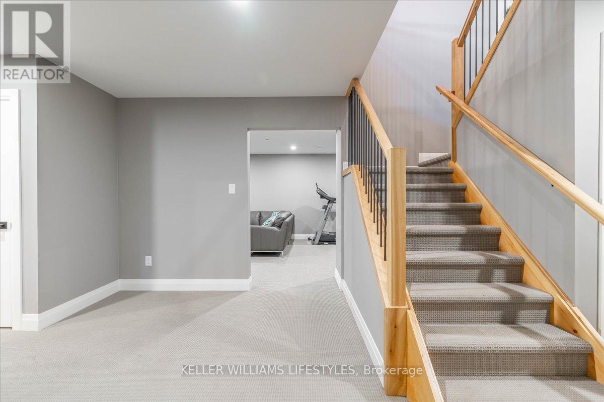 92 Queen Street, North Middlesex (Ailsa Craig), ON - Indoor Photo Showing Other Room