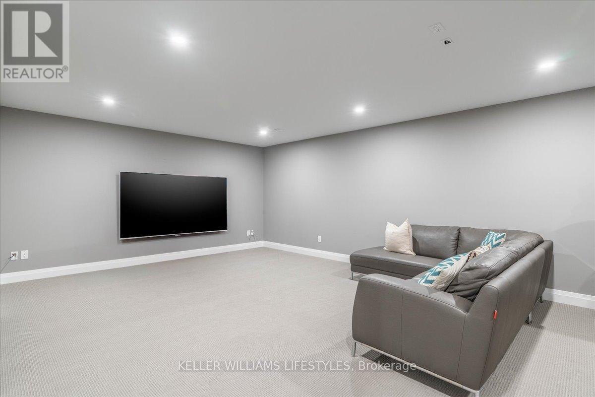 92 Queen Street, North Middlesex (Ailsa Craig), ON - Indoor Photo Showing Other Room