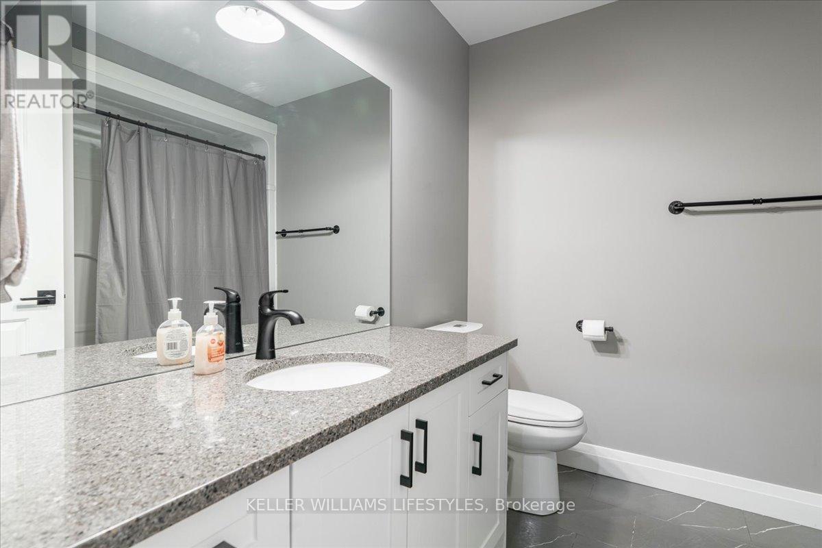 92 Queen Street, North Middlesex (Ailsa Craig), ON - Indoor Photo Showing Bathroom