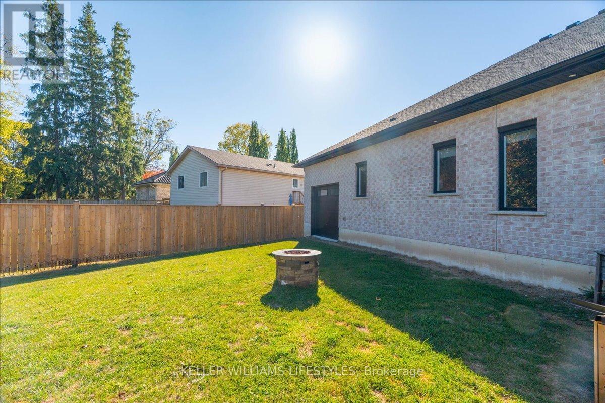 92 Queen Street, North Middlesex (Ailsa Craig), ON - Outdoor