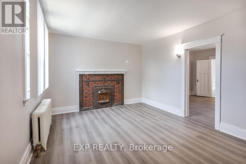109 Balsam Avenue S, Hamilton, ON - Indoor Photo Showing Living Room With Fireplace