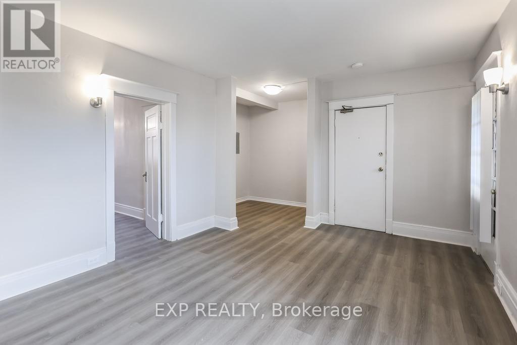 109 Balsam Avenue S, Hamilton, ON - Indoor Photo Showing Other Room