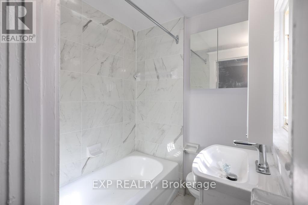 109 Balsam Avenue S, Hamilton, ON - Indoor Photo Showing Bathroom