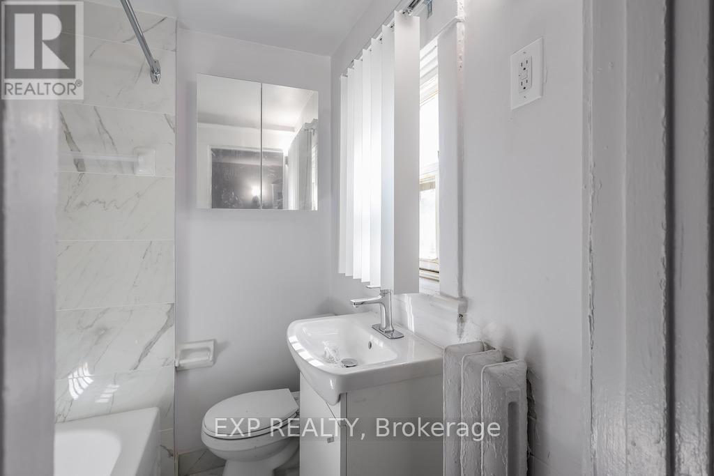 109 Balsam Avenue S, Hamilton, ON - Indoor Photo Showing Bathroom