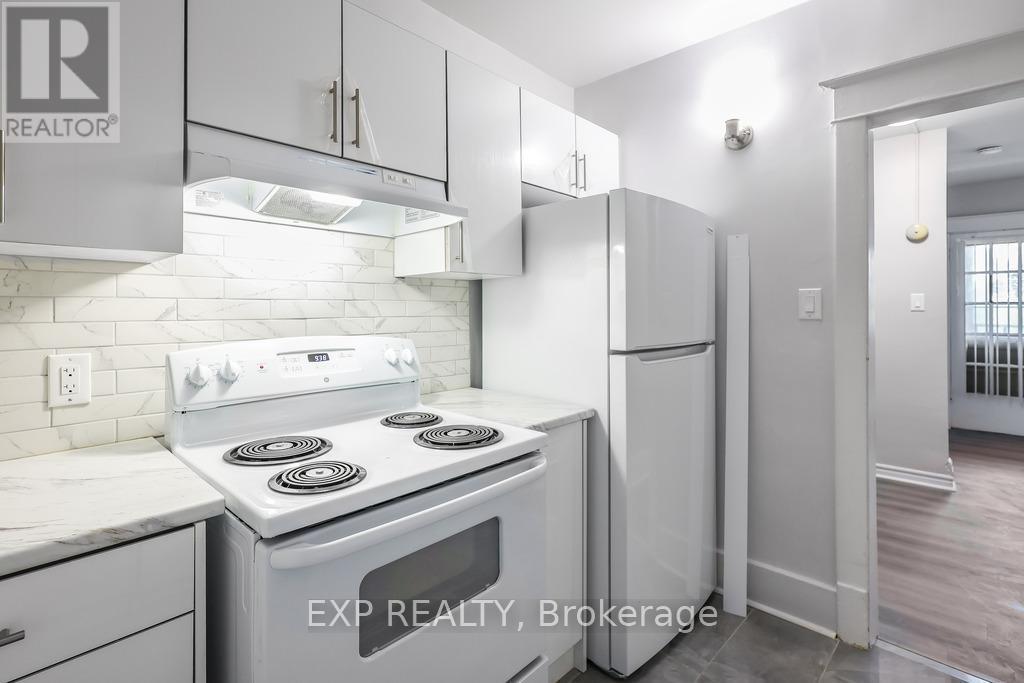109 Balsam Avenue S, Hamilton, ON - Indoor Photo Showing Kitchen