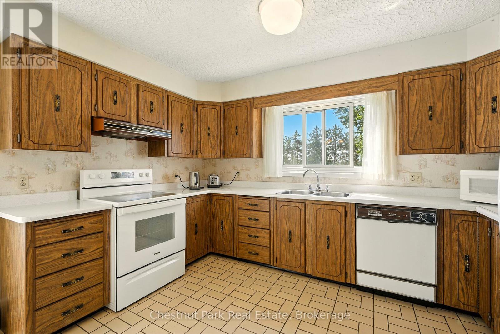 8 Dandelion Lane, Bracebridge (Monck (Bracebridge)), ON - Indoor Photo Showing Kitchen With Double Sink
