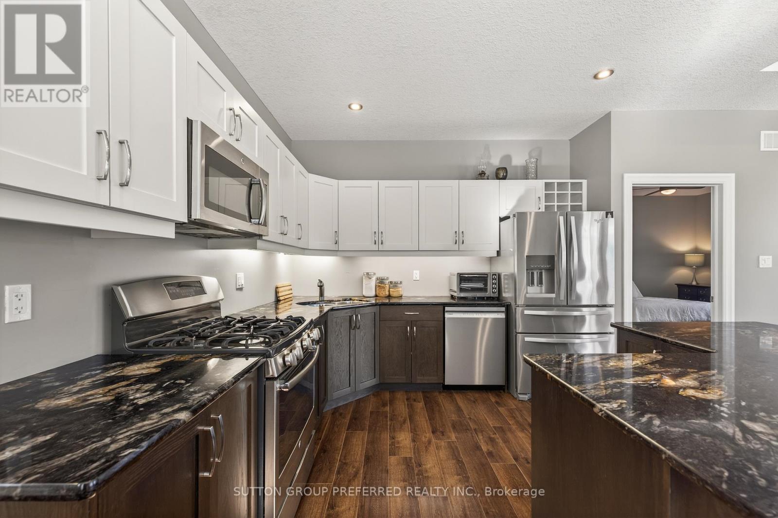 6 - 4700 Hamilton Road, Thames Centre (Dorchester), ON - Indoor Photo Showing Kitchen With Upgraded Kitchen